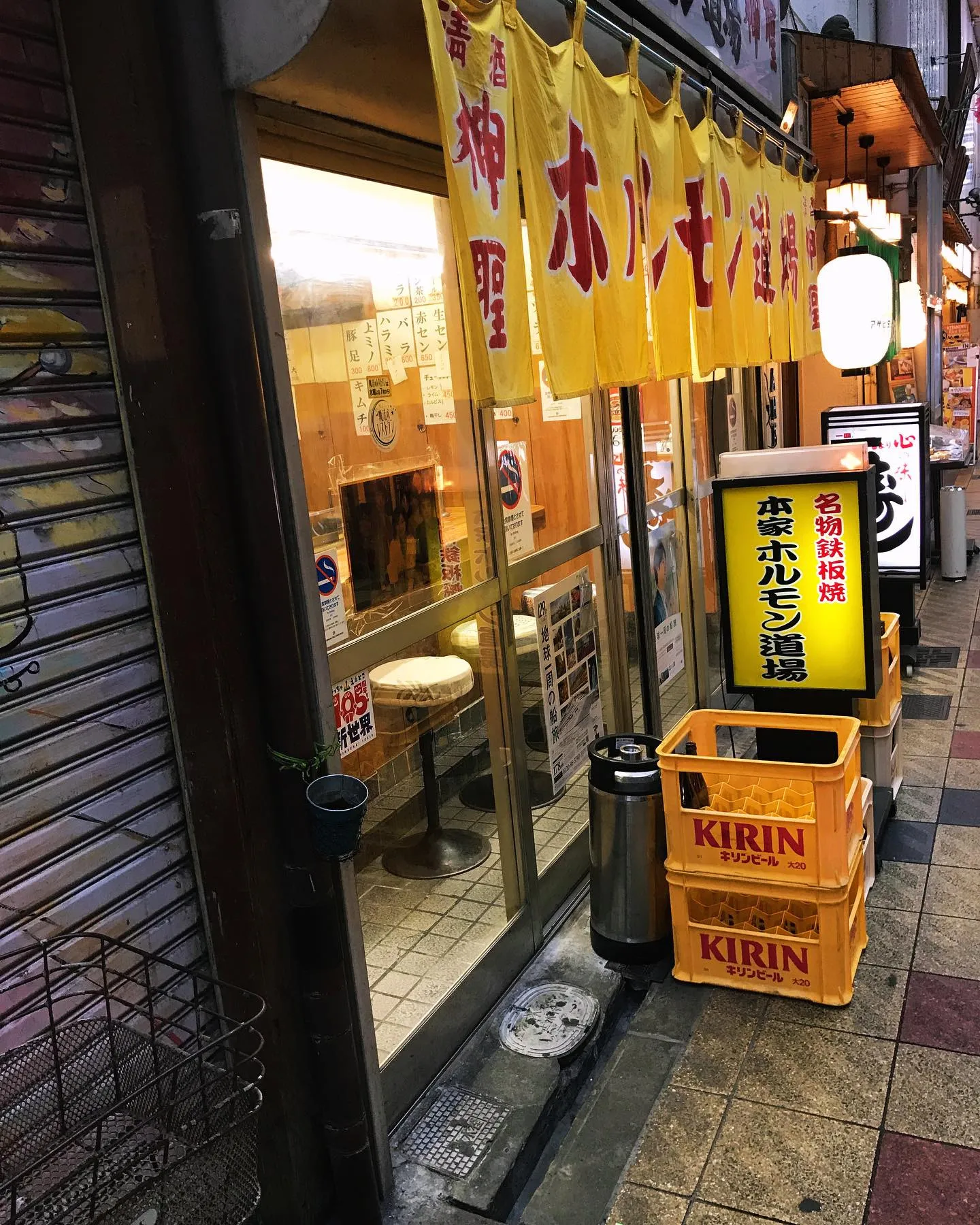 こちらのお店のホルモンは、中毒性のあるソースで味付けされて提...